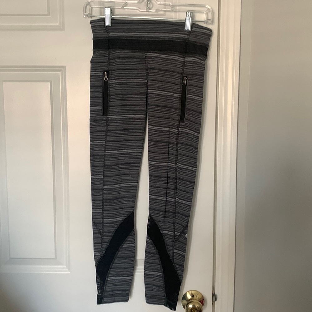 LULULEMON BLACK AND WHITE STRIPED LEGGINGS WITH ZIPPER POCKETS AND MESH